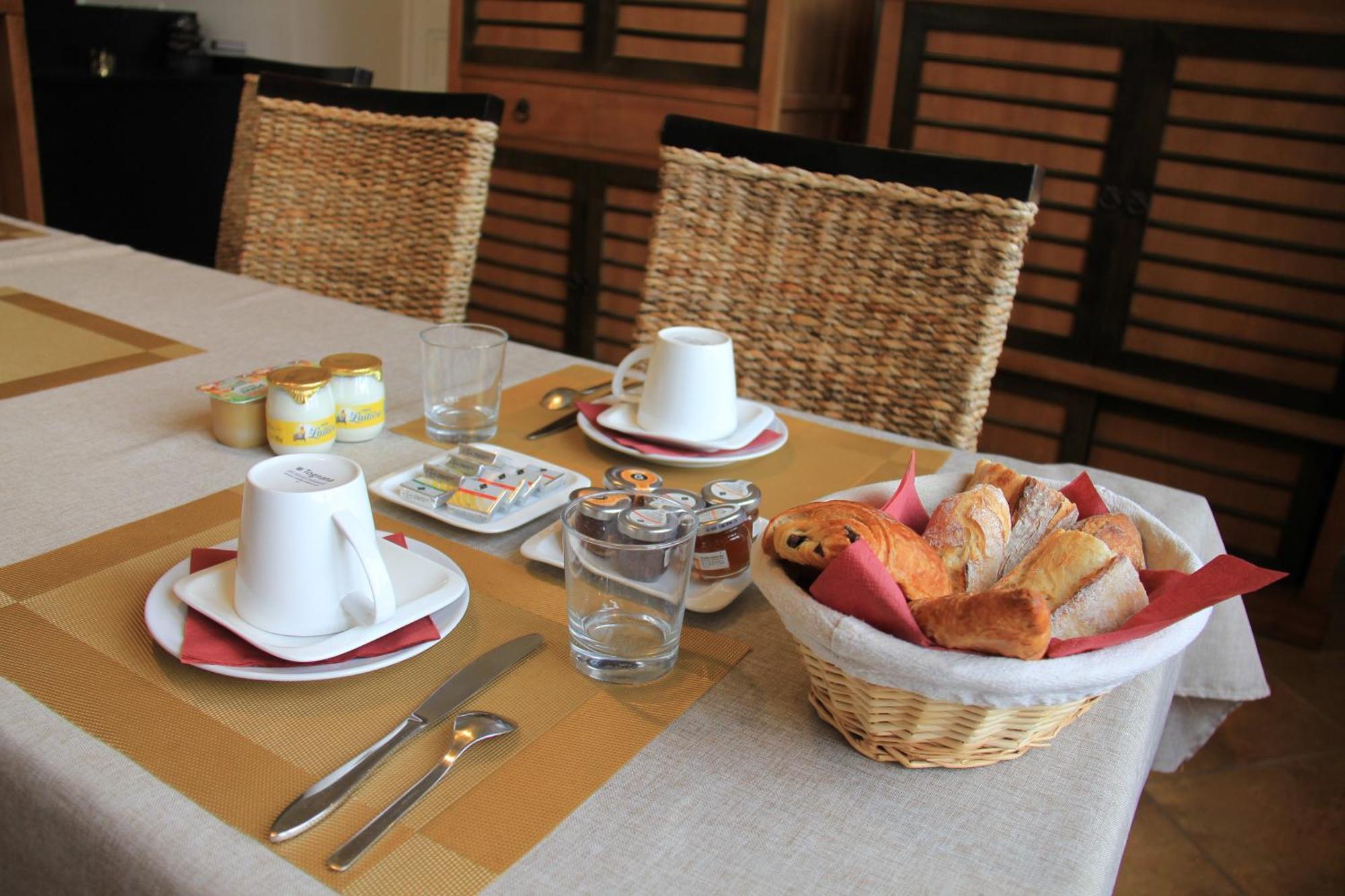 Domaine De La Tisnere Bed and Breakfast Gelos Exteriör bild